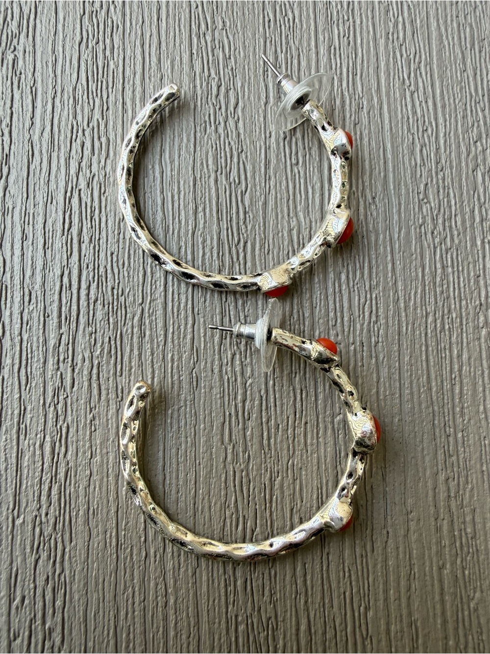 Silver Tone Hammered Hoop Earrings Orange Red Cabochons 1.75”